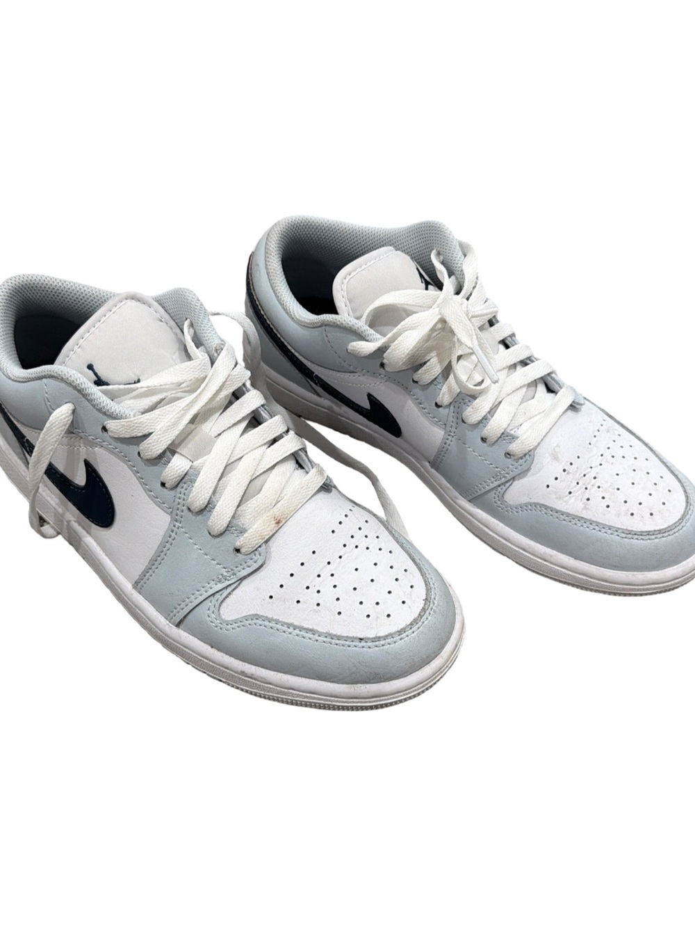 Nike Men’s Low-Top White & Navy Accent Sneakers